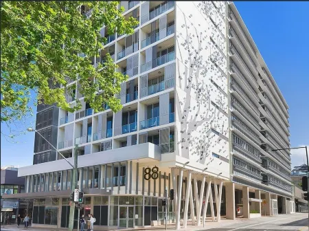 Chatswood walk to Train Station/Shopping center Отели в г. Willoughby