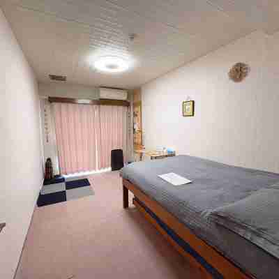 3房1厅2卫直通新宿15分，最多7-9人可 Rooms