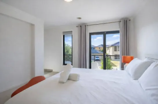 Contemporary Family Living at 4 Seafarer Way 鄰近Kmart的酒店