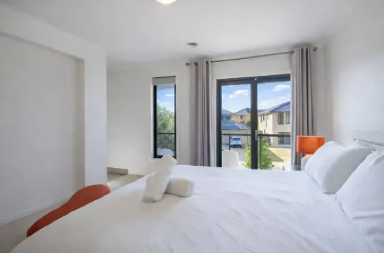 Contemporary Family Living at 4 Seafarer Way