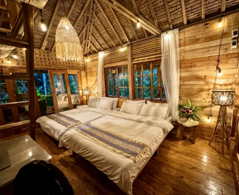 Sundown Farm Stay | Pinewood Villa with Pool