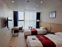 Ramada By Wyndham Ulleung - Parkplatz