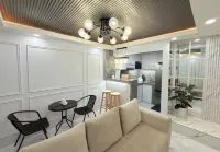 Chic & Cozy 1 Queen Bedroom and Equipped with Essentials - 民宿