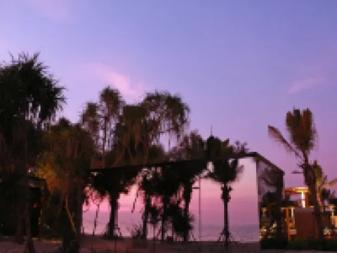 Mirror Mirror Hotel Cafe & Restaurant โรงแรมในอำเภอ แกลง