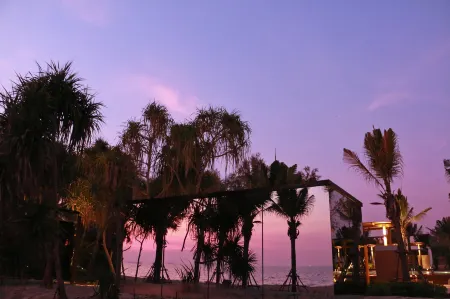 Mirror Mirror Hotel Cafe & Restaurant Отели рядом с достопримечательностью «Dropzone Thailand»