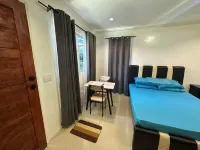 Cozy Studio Type unit w/ TV, Wifi, hotshower & ref Hotels in 