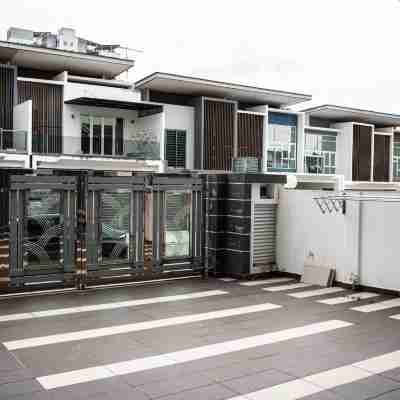 Seri Austin Landed GameHaus 16pax BBQ Mahjong Hotel Exterior