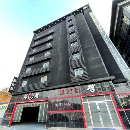 ZZAM Hotel Отели рядом с достопримечательностью «Королевская гробница Чогёндан»