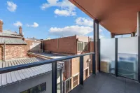 Modern 1b Apt Near Swinburne University Hotels in Hawthorn