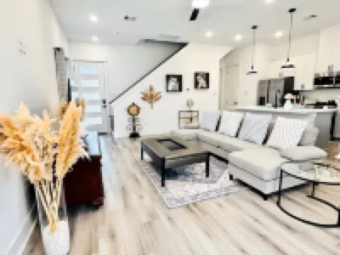 Colorful dining in quiet cozy home near downtown