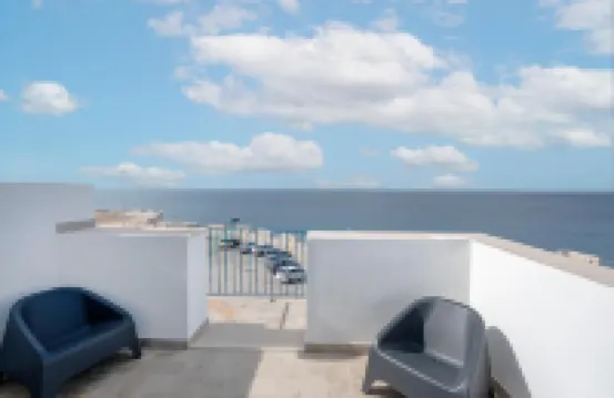 Mare | Fronte Mare con Balcone – Vicino al Centro Storico