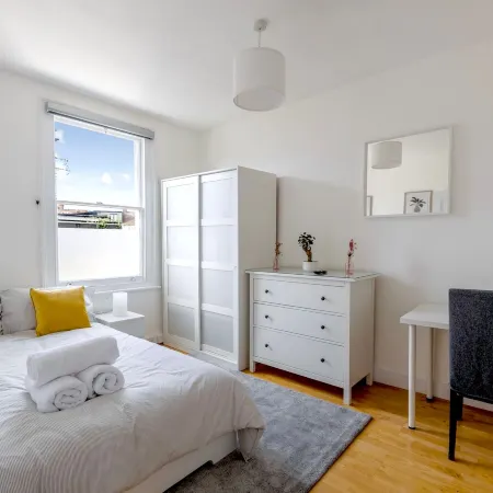 Greener Stays - A Beautiful 3-double bedroom House Отели рядом с достопримечательностью «Тоттенхэм»