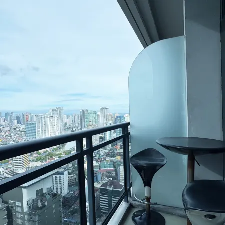 Executive Studio w/ Sunset View – Makati CBD