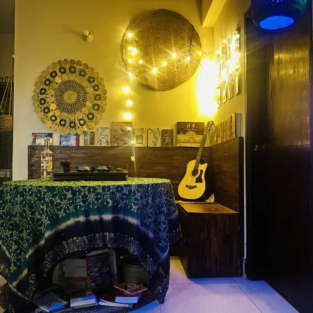 Cozy Rooftop Dhaka Airport & Metro Art Home & Cat