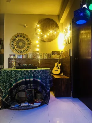 Cozy Rooftop Dhaka Airport & Metro Art Home & Cat - Pensions