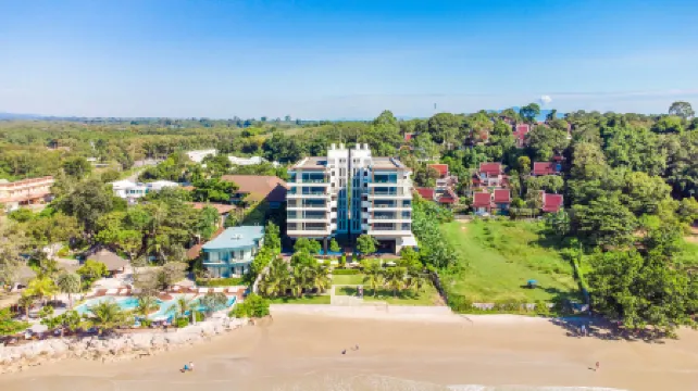 Escape Condominium Beachfront Suites - Mae Phim