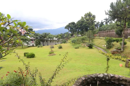 Nusantara Bunga-Bunga By Reccoma Отели рядом с достопримечательностью «Таман Сафари Индонезия Богор»