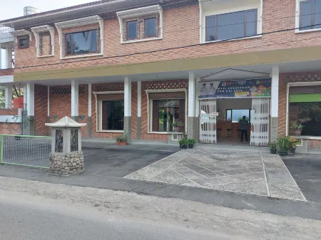 Gondang Sivali Hotel Отели в г. Samosir Regency