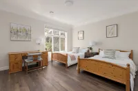 Vancouver Stay -- Downtown Richmond Luxury House Walk to Bus Station,Restaurants & Mall Hotels in 