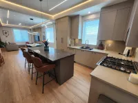Luxury 3-Bedroom Home Modern Retreat in Vancouver
