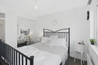 Saughton 2BR | Free Private Parking | Near Tram Hotels in Kings Knowe