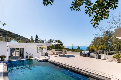 Sunny Seabreeze Villa, Eze, pool close to Monaco - parking