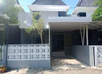 3 Bedroom Guest House in Batu Malang - parking