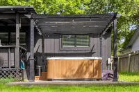 Modern 4BR Home + Jacuzzi 10 minutes from downtown