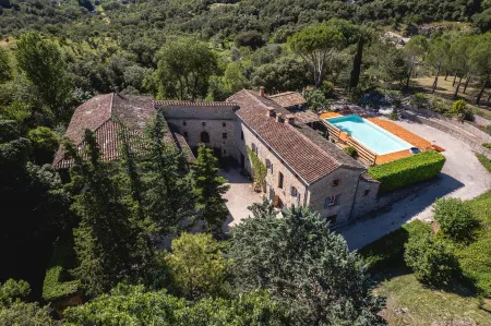 Cottage Amande on large domain with Pool, Spa, Tennis Отели в г. Сен-Жульен-Ле-Розье