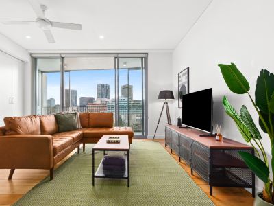 Central charming 2 bedrooms with balcony & aircon