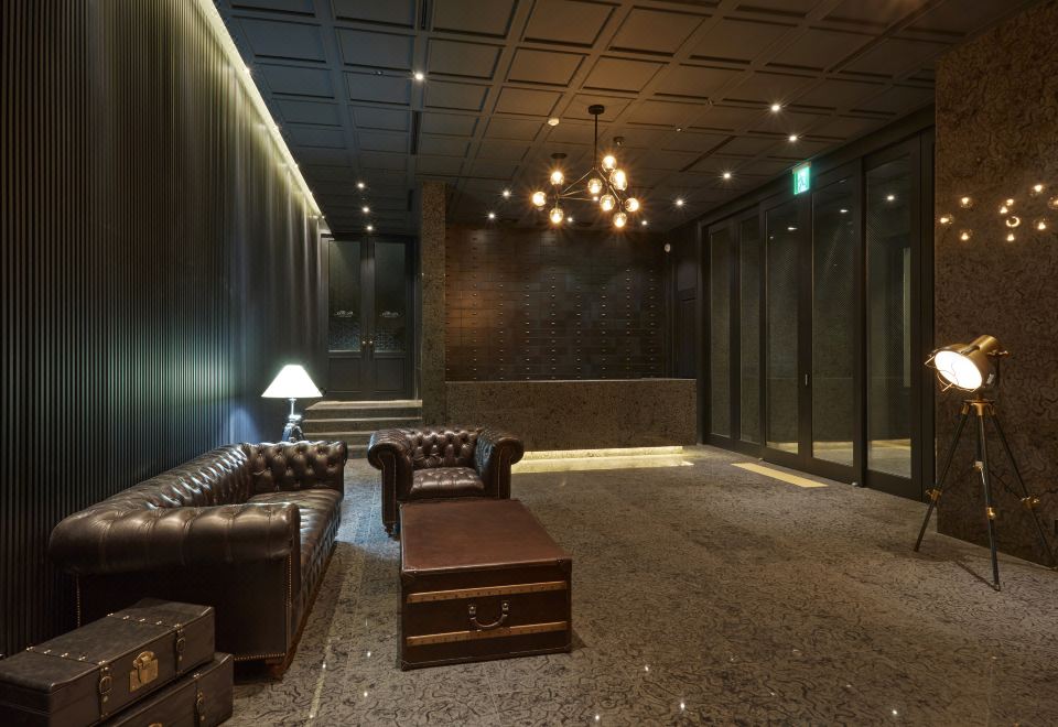 호텔 더 메이의 모노톤으로 디자인된 세련된 객실 내부