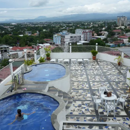 Modern 1-Bedroom Apartment, Gym & Pool Access