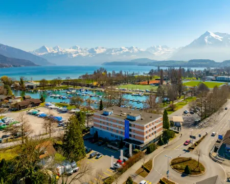 โรงแรมฮอลิเดย์ โรงแรมในธูน