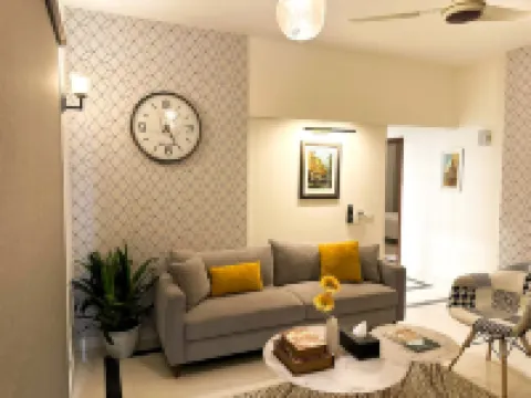 Luxury 3BR Apt | Prime Spot w/Lounge & Dinning