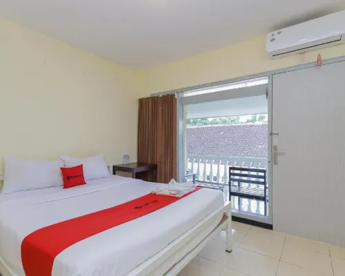 RedDoorz at CBR Residence Blimbing Hotels in Blimbing