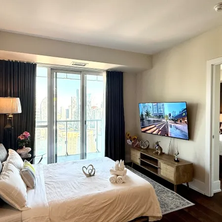 DT2BR2BA CN tower &lake view/ parking king bed