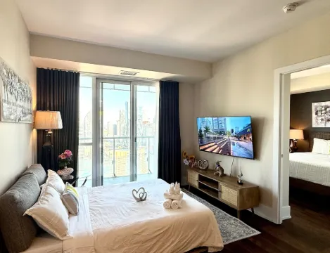 DT2BR2BA CN tower &lake view/ parking king bed