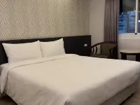 Moon Xinxing Hotels near Fengshan
