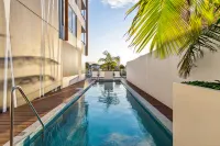 Essentia Surfers Paradise Boutique Apartments - Homestays