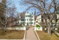 Kaga City Center Castle-A Step Back in Time โรงแรมใน