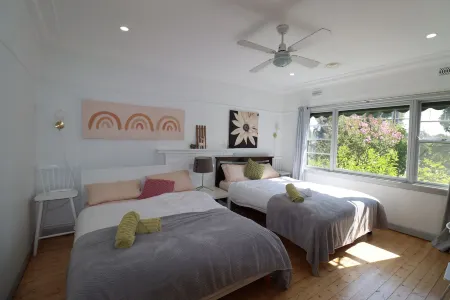 Timeless Allure near Train station and Costco Отели рядом с достопримечательностью «оз. Рингвуд»