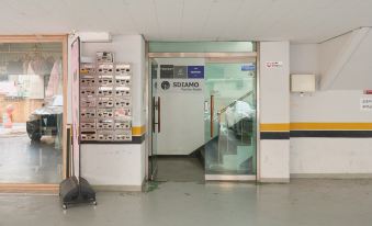 Hongdae Lovely  House. Big Room. Hongdae University Station. Exit 7. Walk 2 min