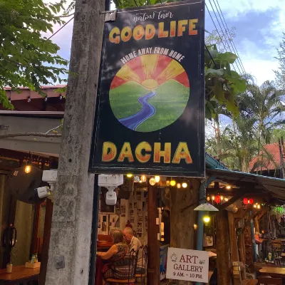 Good Life Dacha Riverside & Parkside Retreat Hotel dekat Jembatan Pai Memorial