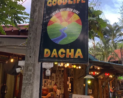 Good Life Dacha Riverside & Parkside Retreat Hotel di Pai