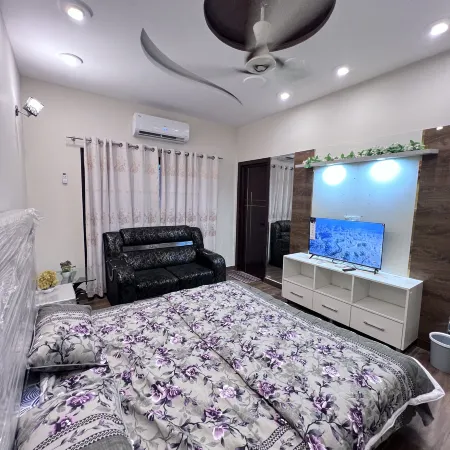 DHA Phase 9 Luxury 3BR, 4 ACs, Home Office, Family Stay