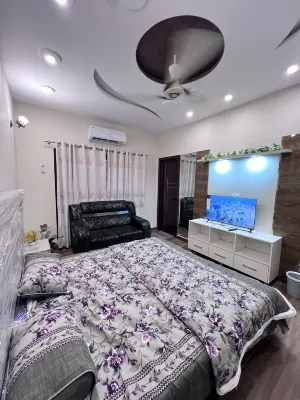 DHA Phase 9 Luxury 3BR, 4 ACs, Home Office, Family Stay - Pysäköinti