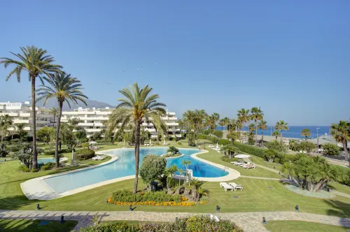 Luxury Beachfront Apt with Private Garden & Pool - Scenic