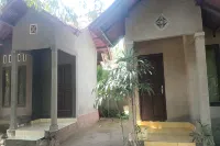 OYO 93766 Bunga Homestay Near Taman Lembah Hotels in Lombok