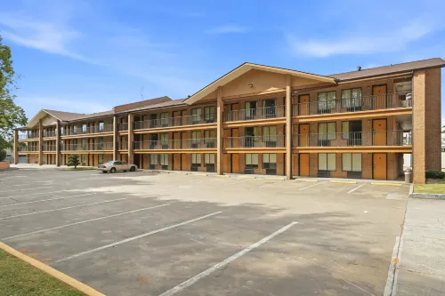American Inn & Suites - Pet friendly