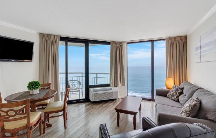 Impressive 1Br Oceanfront Suite, With Pool and Free Wifi